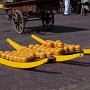 hierauf wird der Käse zur Waage transportiert
